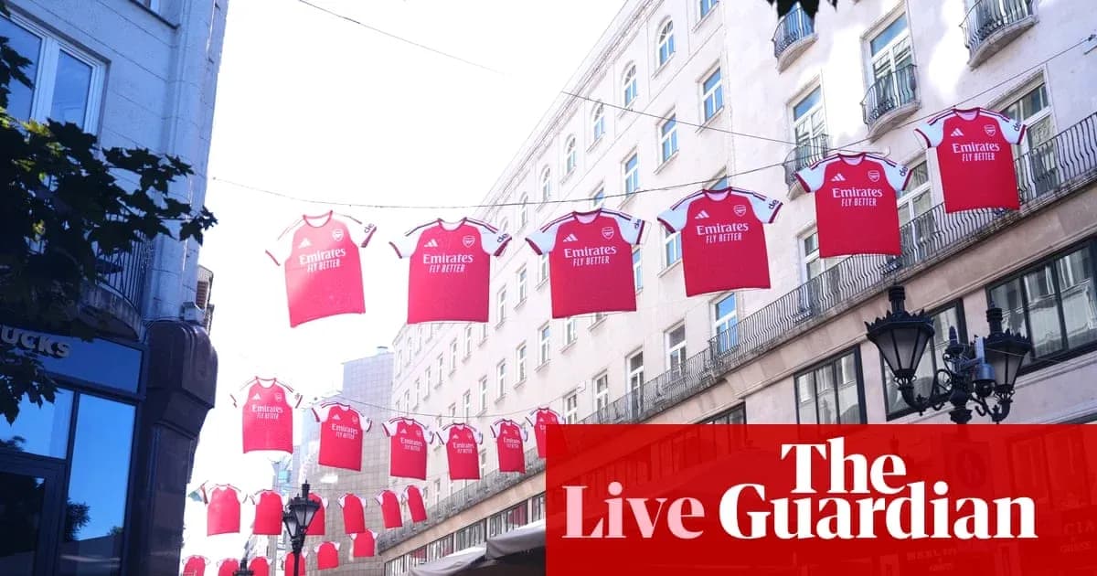 Camisetas rojas del Arsenal colgadas en la calle
