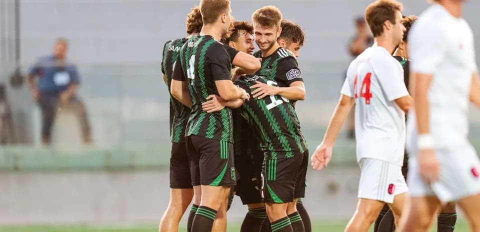 Jugadores celebrando un gol en el partido