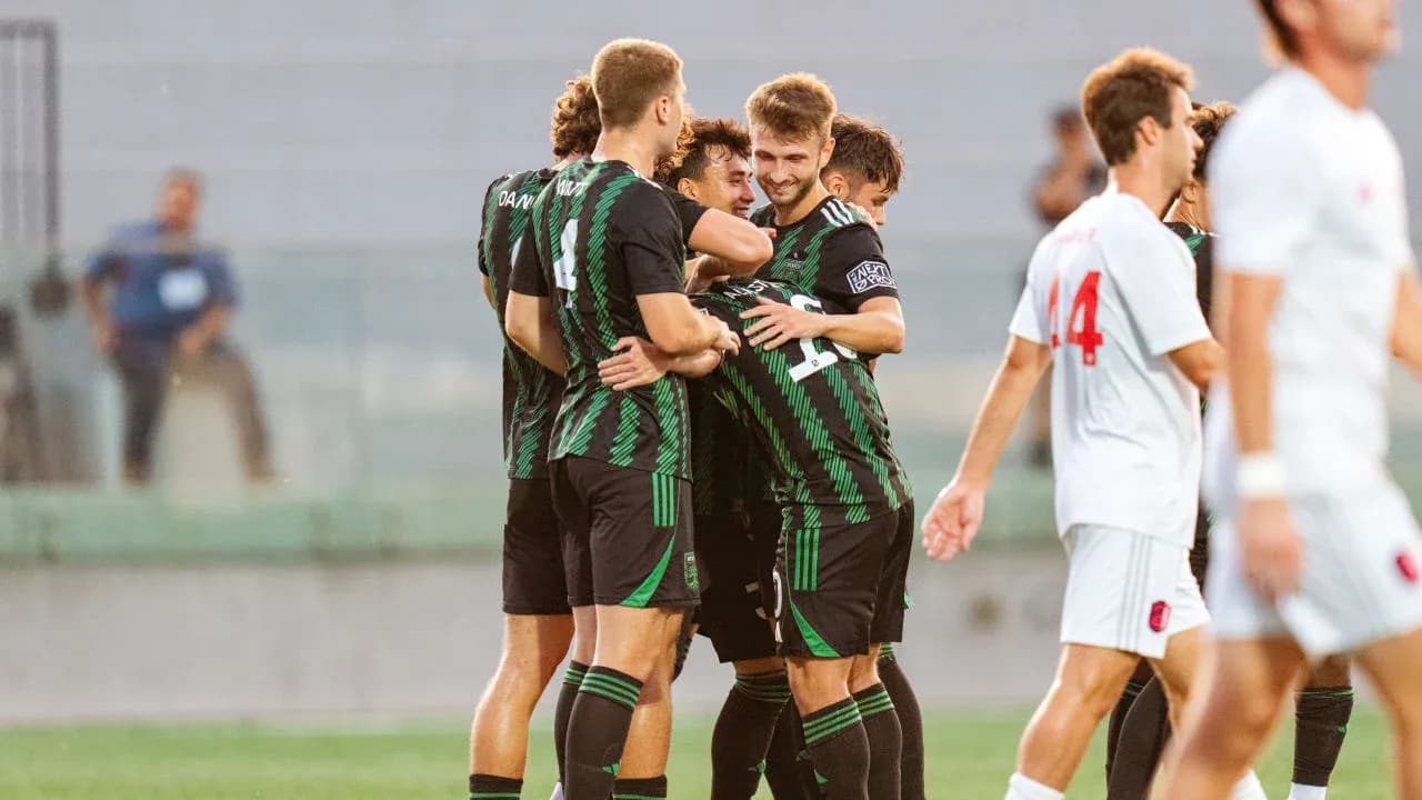 Jugadores celebrando un gol en el partido