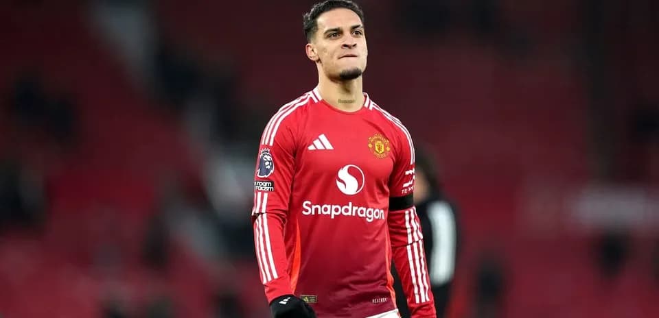 Jugador de Manchester United con camiseta roja en el campo