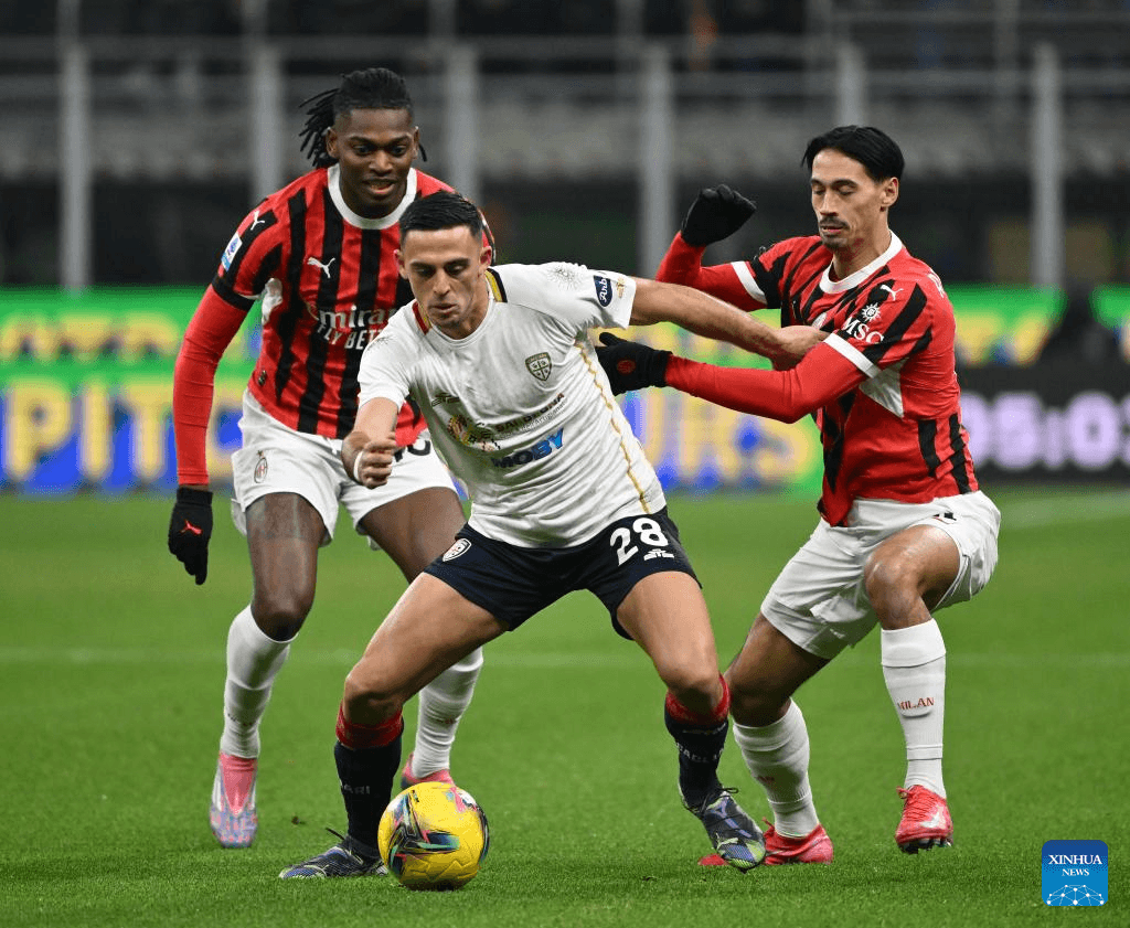 Dos jugadores de AC Milan luchando por el balón