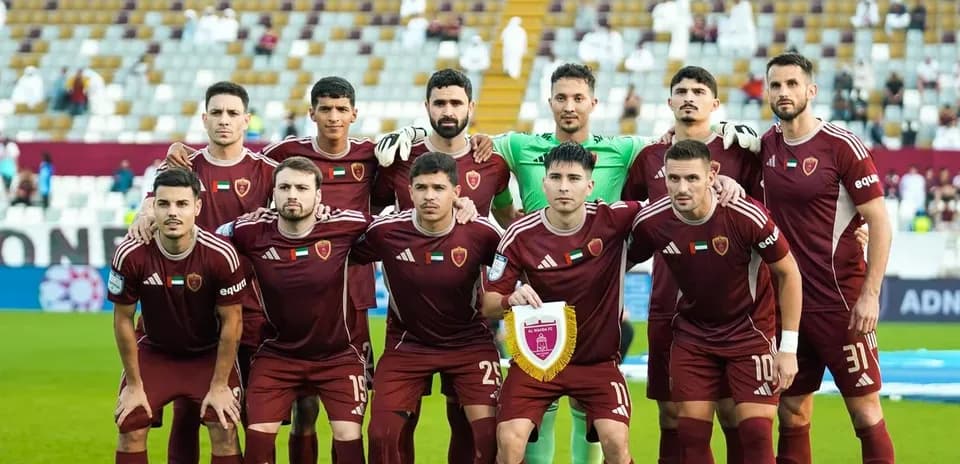 Equipo de Al Wahda U23 posando en el estadio