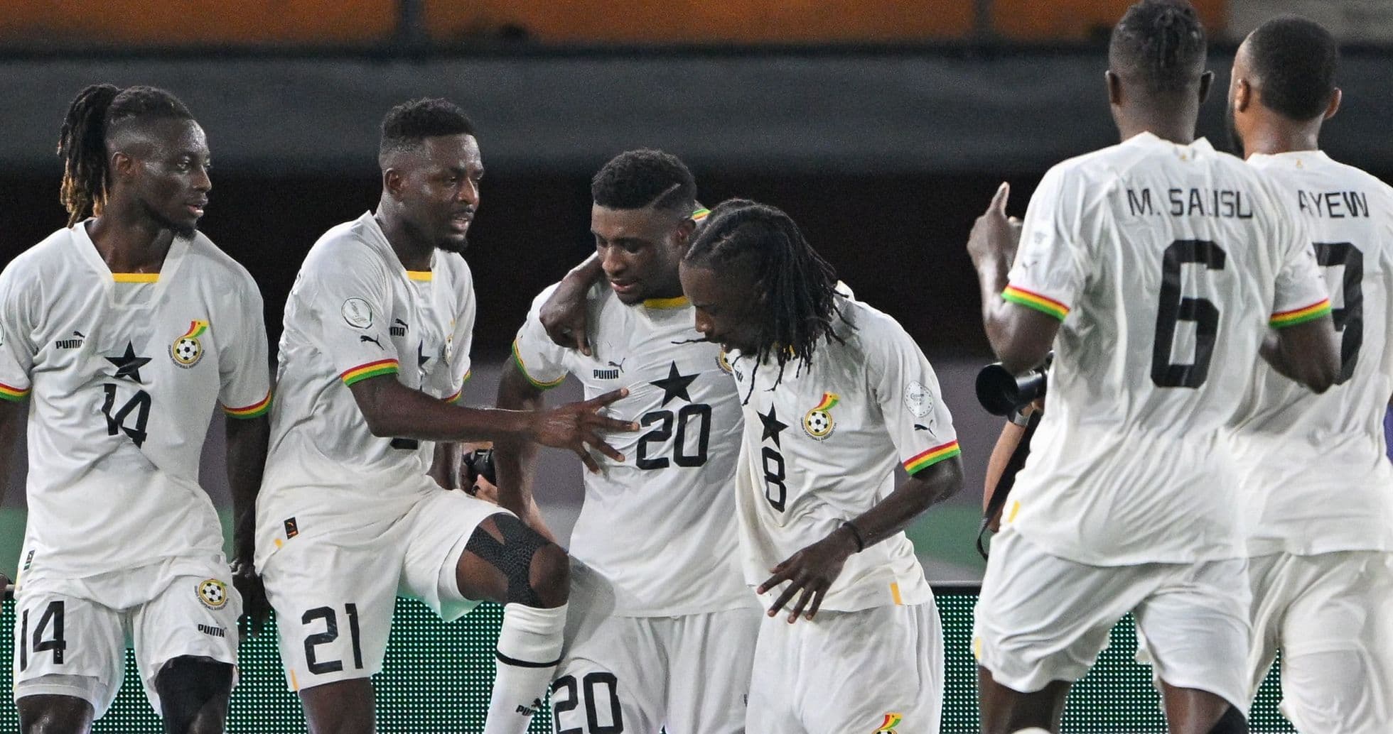 Jugadores de Ghana celebrando un gol en el partido