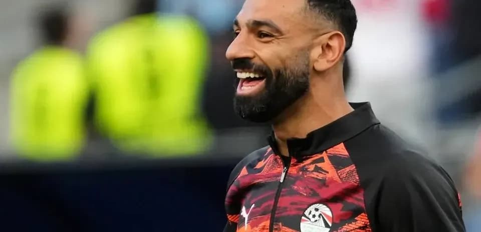Jugador sonriendo durante calentamiento antes del partido