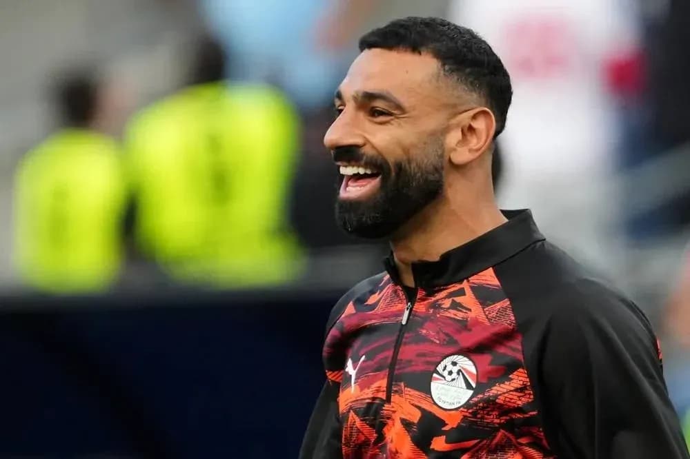 Jugador sonriendo durante calentamiento antes del partido