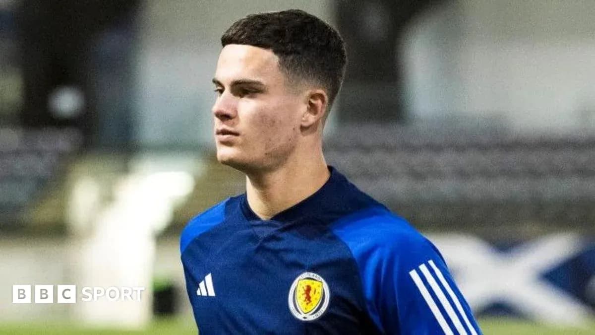 Jugador escocés en entrenamiento con camiseta azul