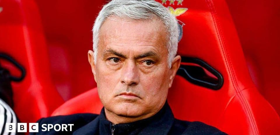 Entrenador sentado en banco durante un partido