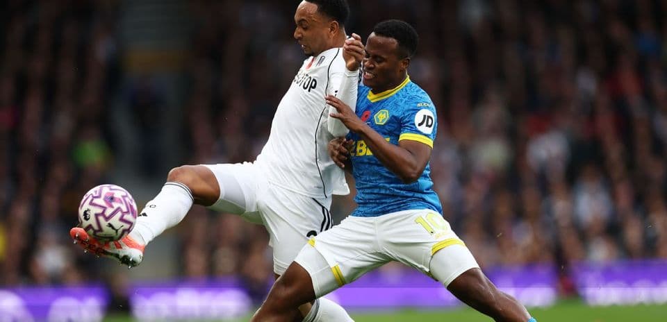 Jugador de Fulham luchando por el balón