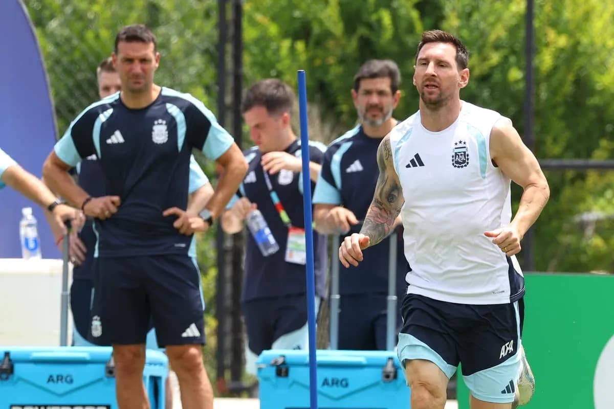 Lionel Messi corriendo durante entrenamiento del equipo argentino