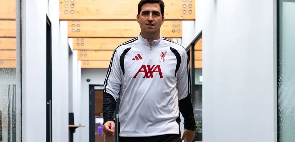 Jugador de Liverpool caminando por el pasillo