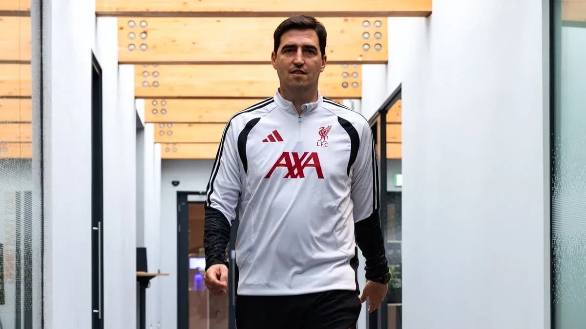 Jugador de Liverpool caminando por el pasillo