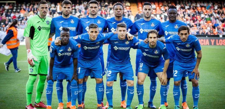 Equipo de Getafe posando para la foto oficial