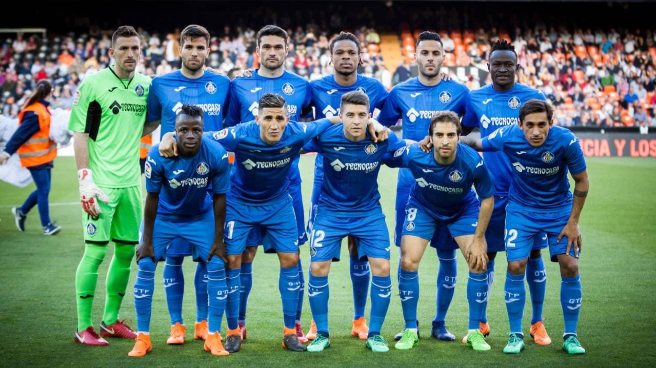 Equipo de Getafe posando para la foto oficial