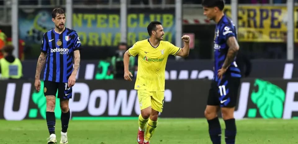 Jugadores de Lazio e Inter durante el partido