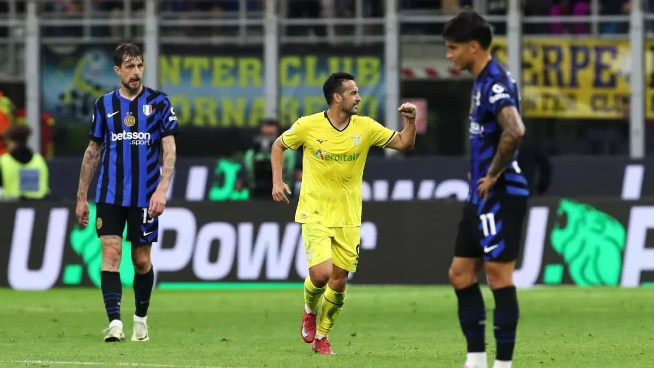 Jugadores de Lazio e Inter durante el partido