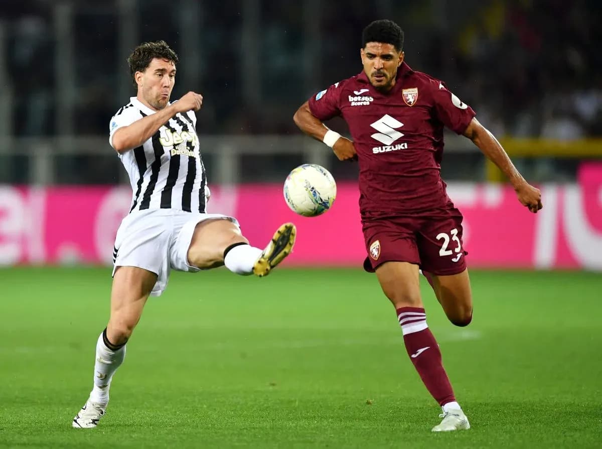 Jugador de Juventus y Torino disputando el balón