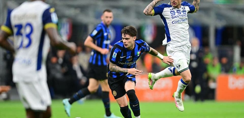 Jugador de Inter contra Hellas Verona en acción