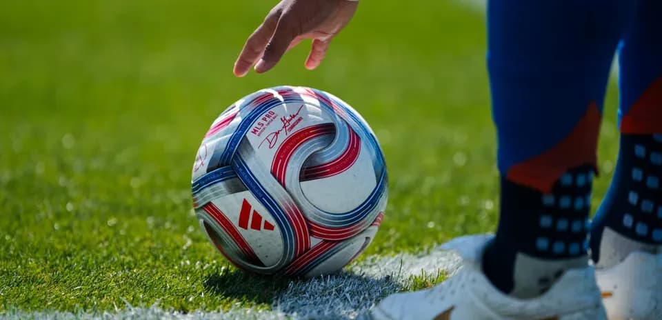Un balón de fútbol en el campo
