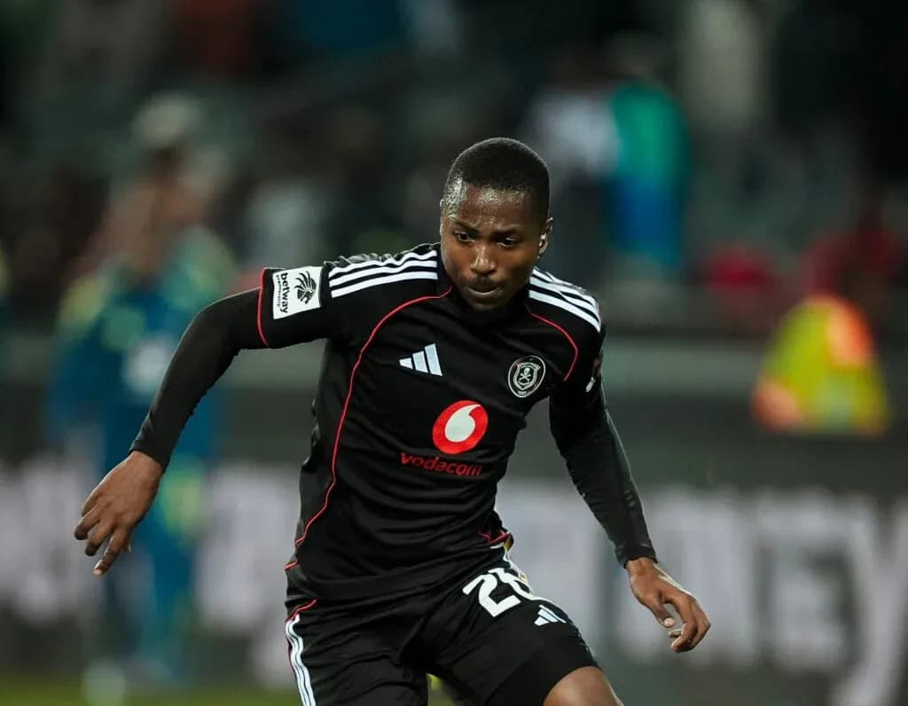 Jugador de Orlando Pirates corriendo durante el partido