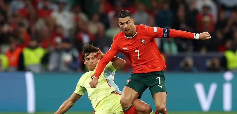Cristiano Ronaldo superando a un jugador español
