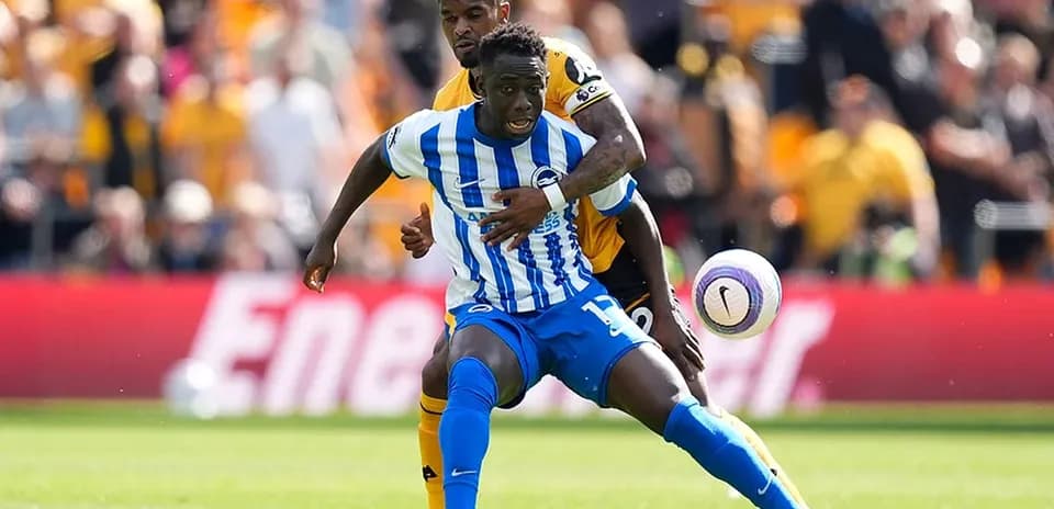 Jugadores de Brighton y Wolves luchando por el balón