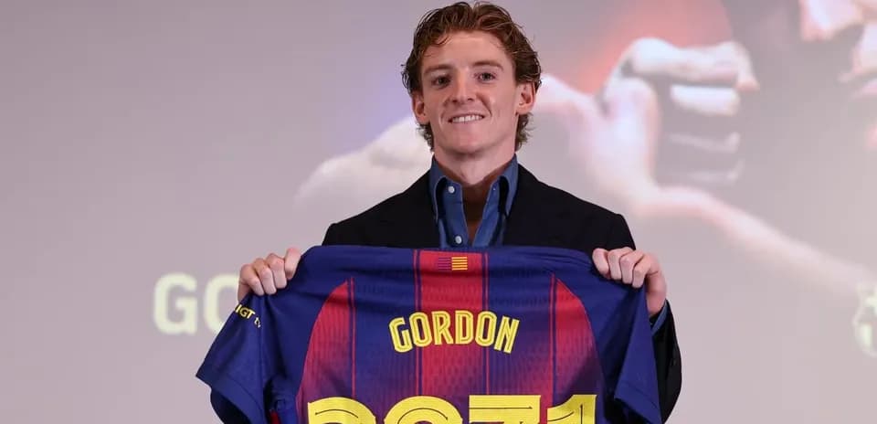 Jugador presentando camiseta de FC Barcelona en evento