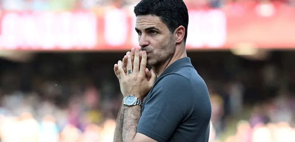 Entrenador en el banquillo durante el partido