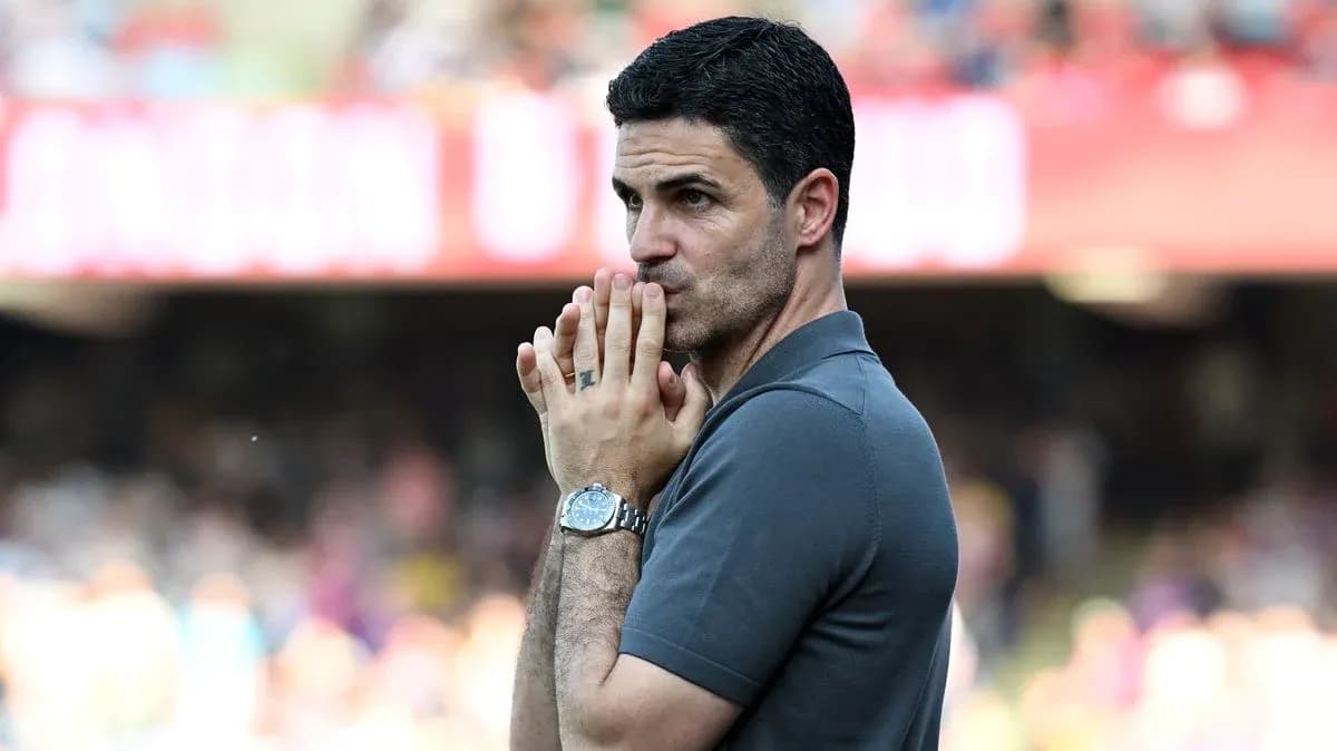 Entrenador en el banquillo durante el partido