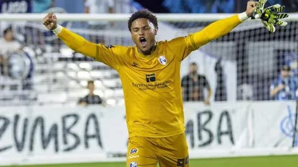 Portero celebrando una atajada en el partido