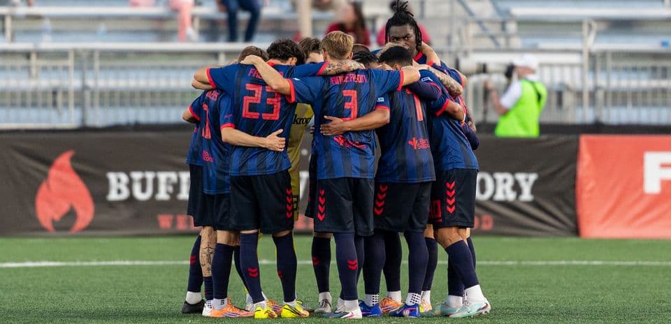Jugadores de Loudoun United en huddle