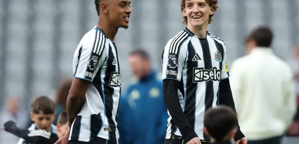 Jugadores de Newcastle interactuando en el campo