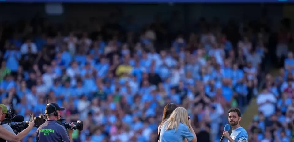 Bernardo siendo homenajeado por los aficionados en el estadio