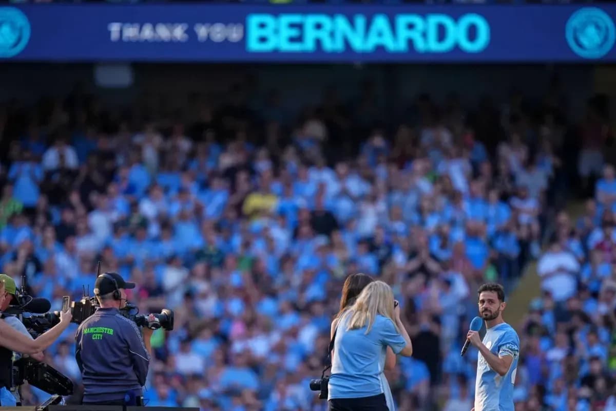 Bernardo siendo homenajeado por los aficionados en el estadio