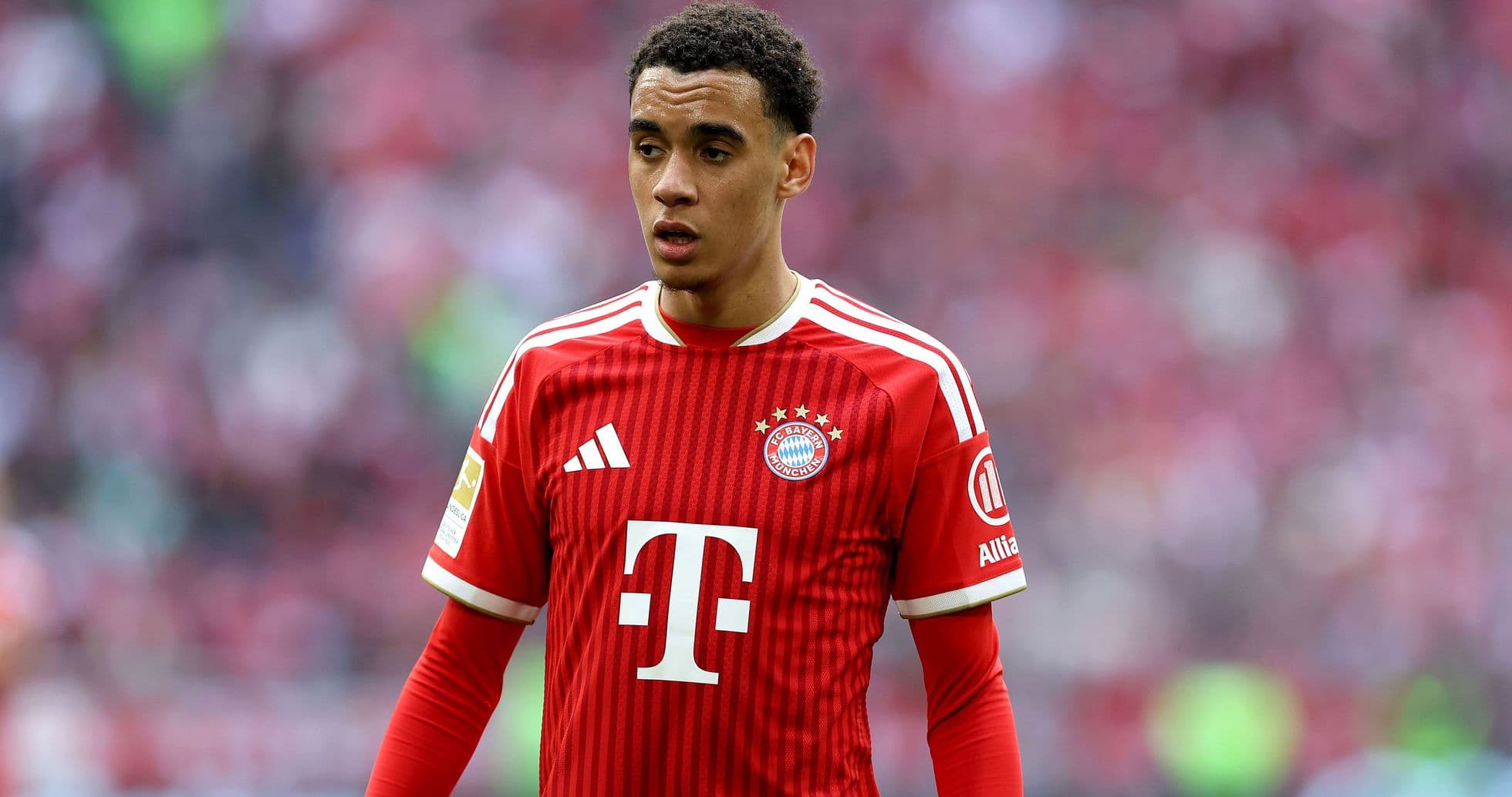 Jugador de Bayern Múnich en campo durante partido