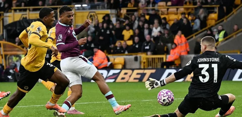 Jugador de Burnley disparando a portería contra Wolves
