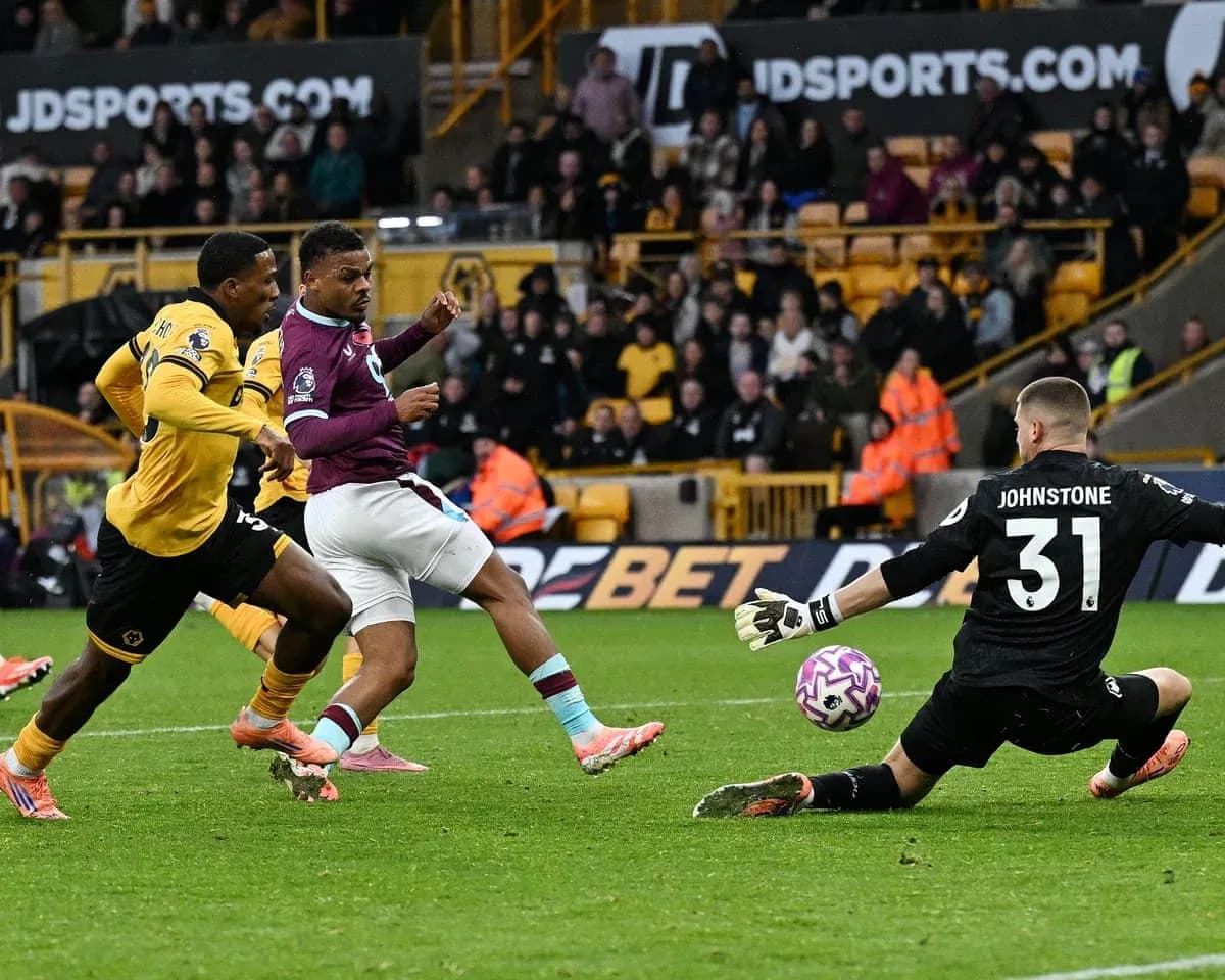 Jugador de Burnley disparando a portería contra Wolves
