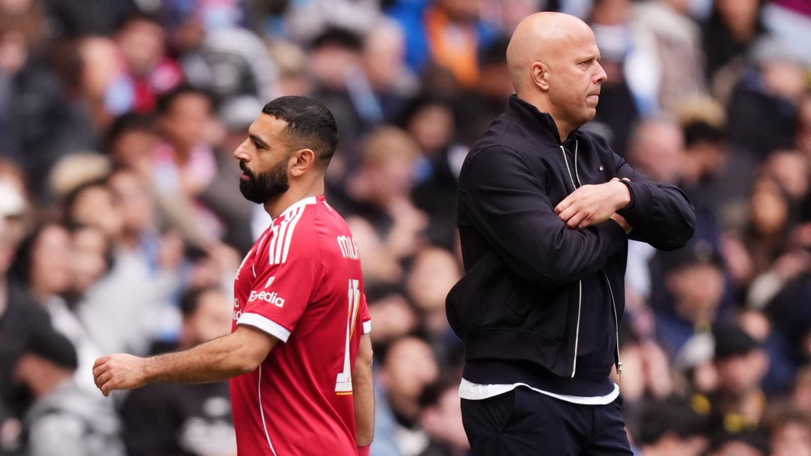 Jugador y entrenador en el campo durante el partido