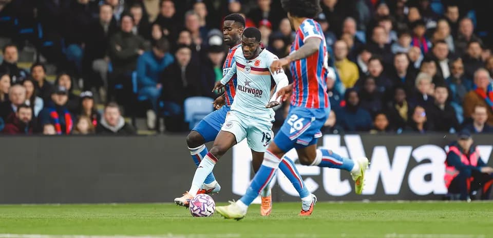 Jugadores en acción durante Brentford vs Crystal Palace