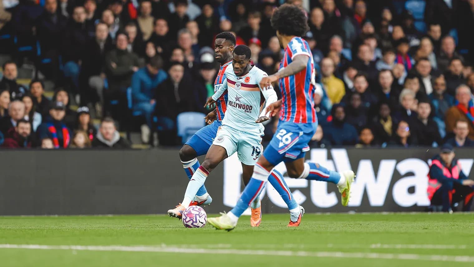 Jugadores en acción durante Brentford vs Crystal Palace