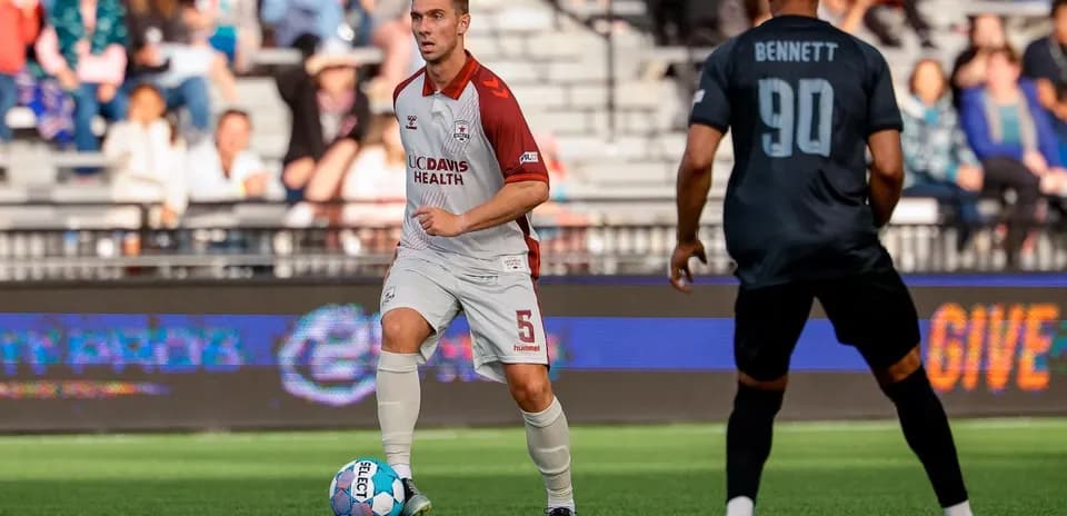 Jugador de Colorado Springs con balón en el campo