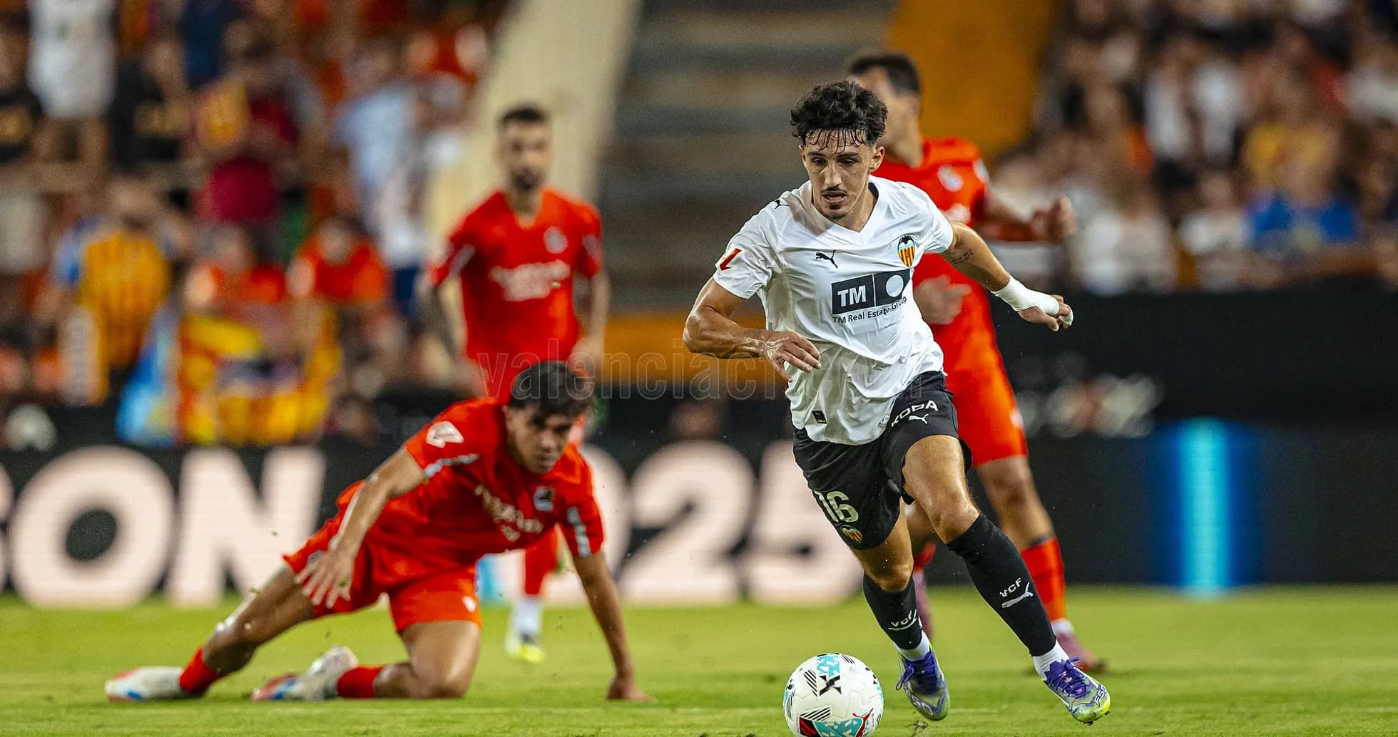Jugador del Valencia corriendo con el balón