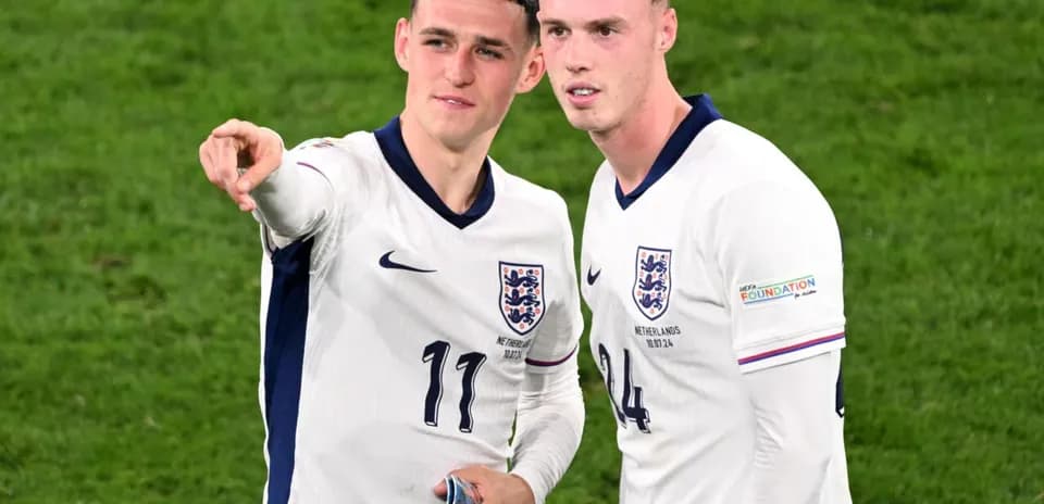 Jugadores de Inglaterra conversando en el campo de juego