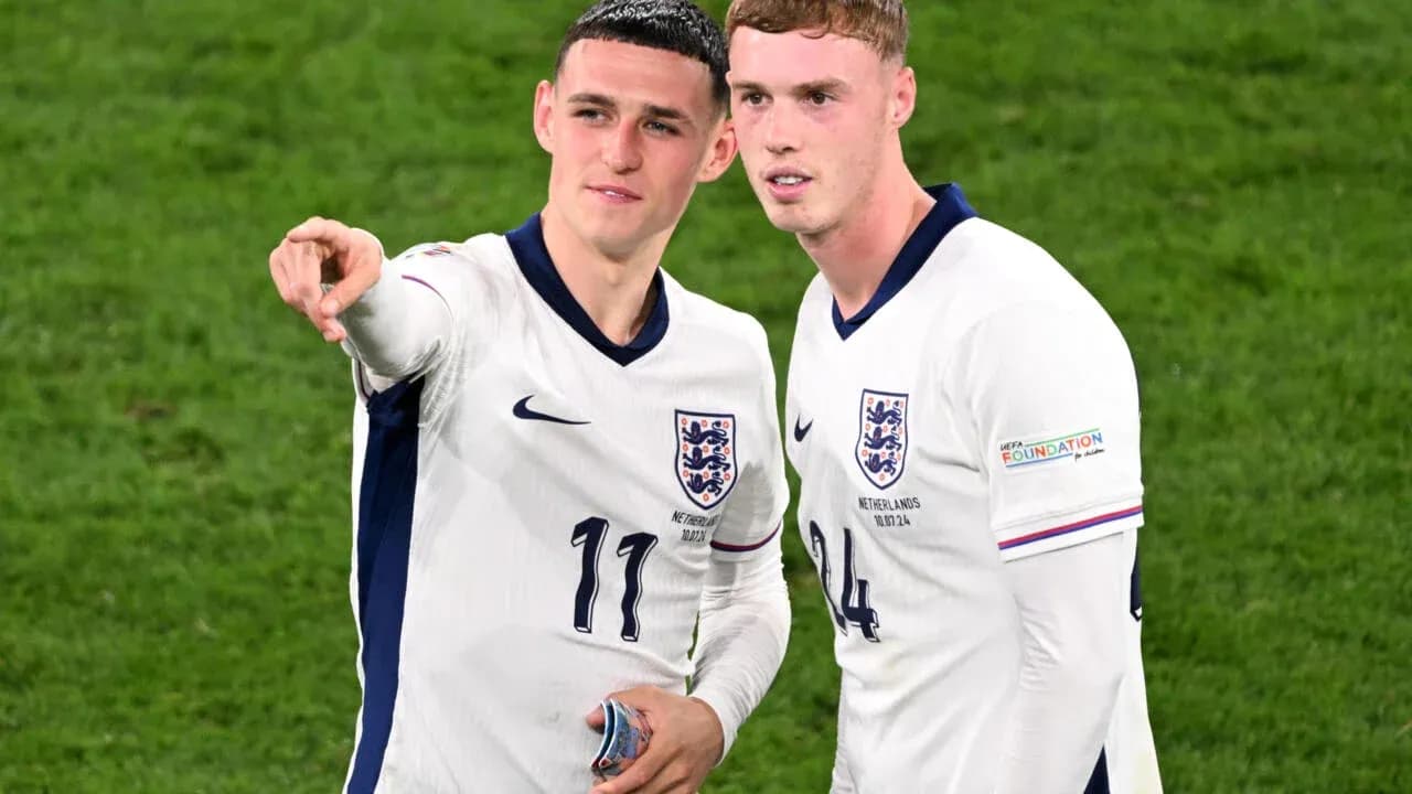 Jugadores de Inglaterra conversando en el campo de juego