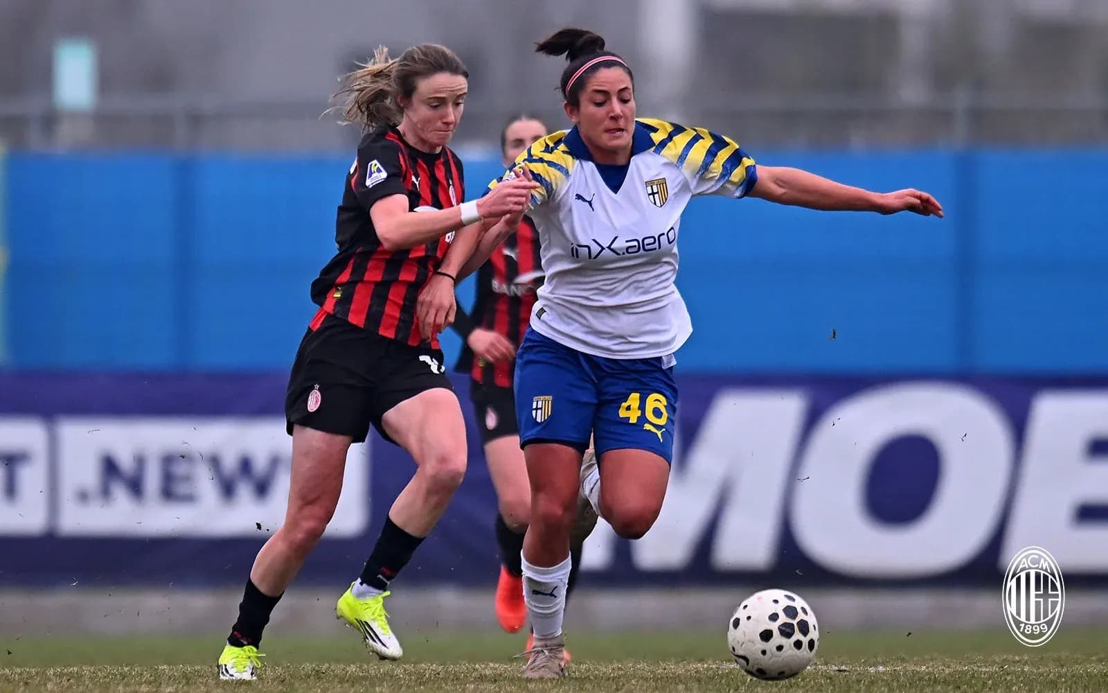Jugadoras de AC Milan y Parma compiten por el balón