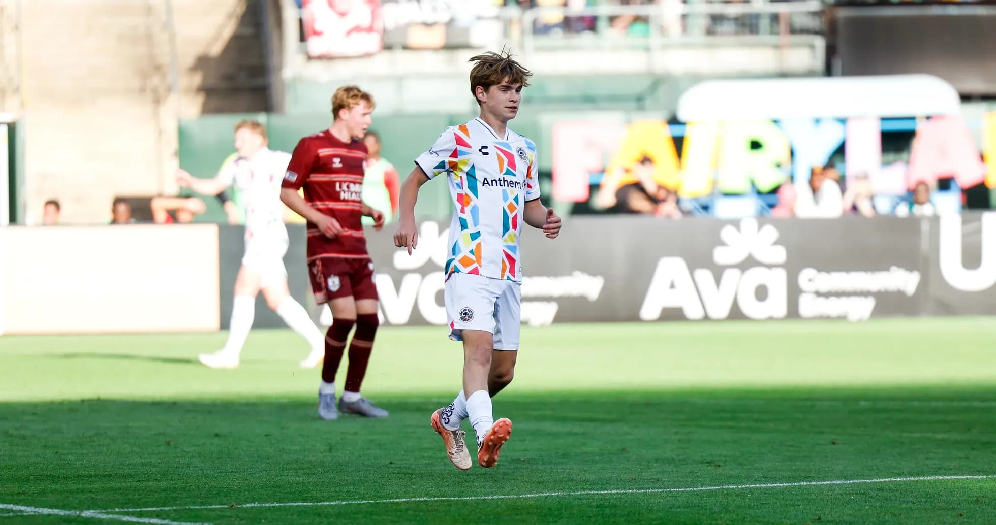 Jugador corriendo durante el partido de fútbol