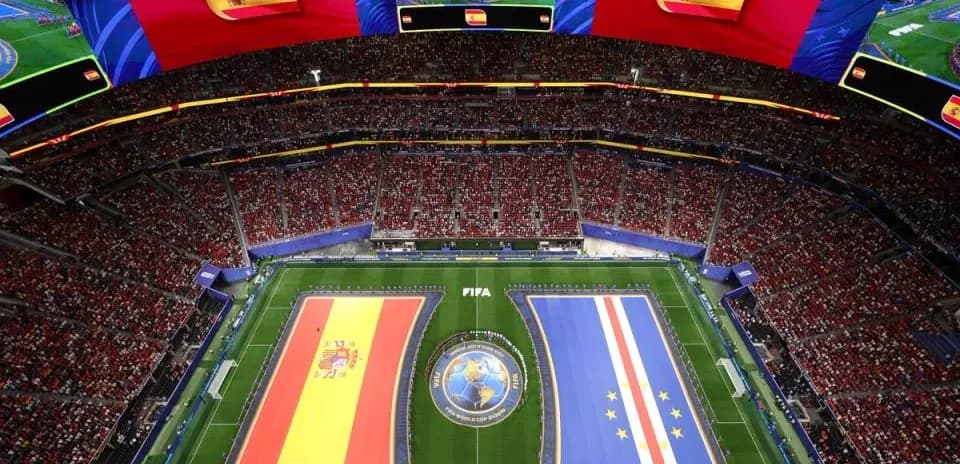 Banderas de España y Cabo Verde en estadio lleno