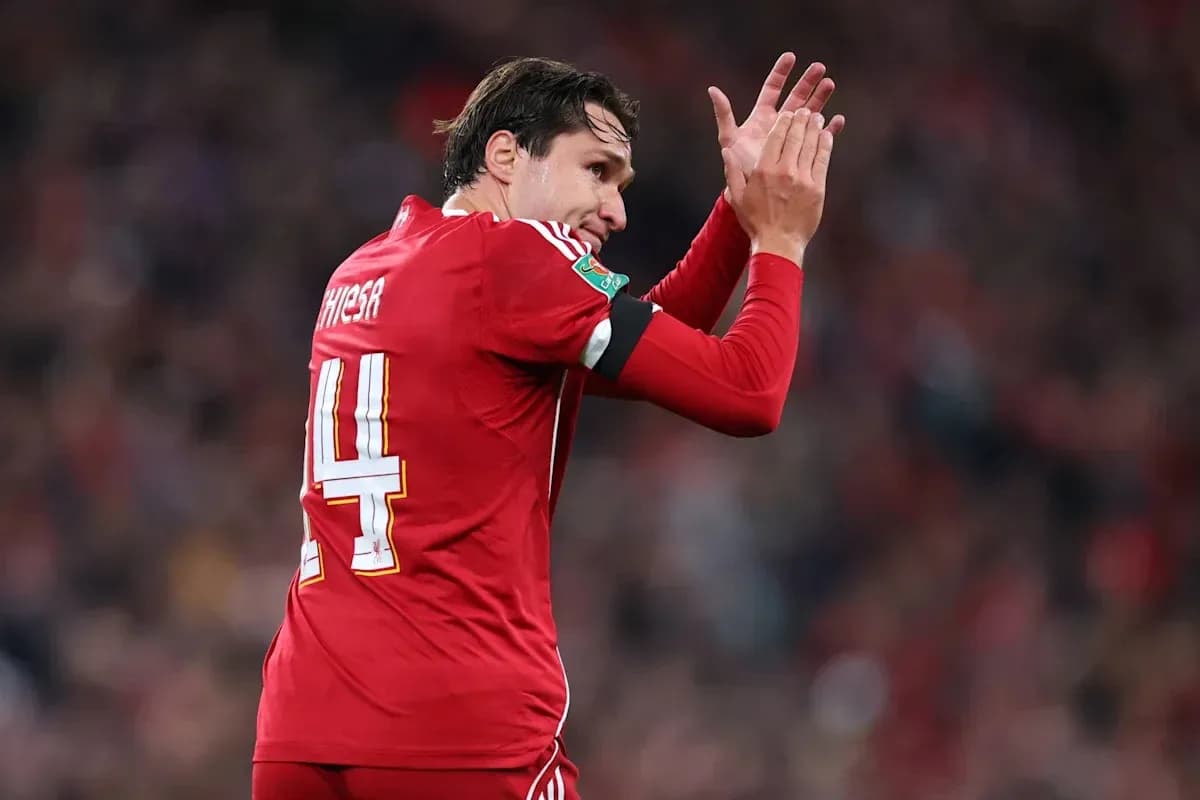Jugador aplaudiendo en el campo durante el partido