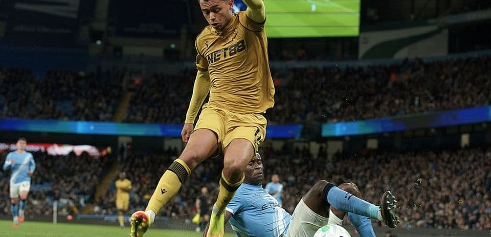 Jugador de Crystal Palace cae durante el partido
