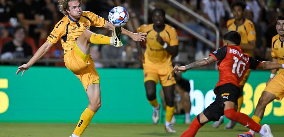 Jugador interceptando el balón en el partido
