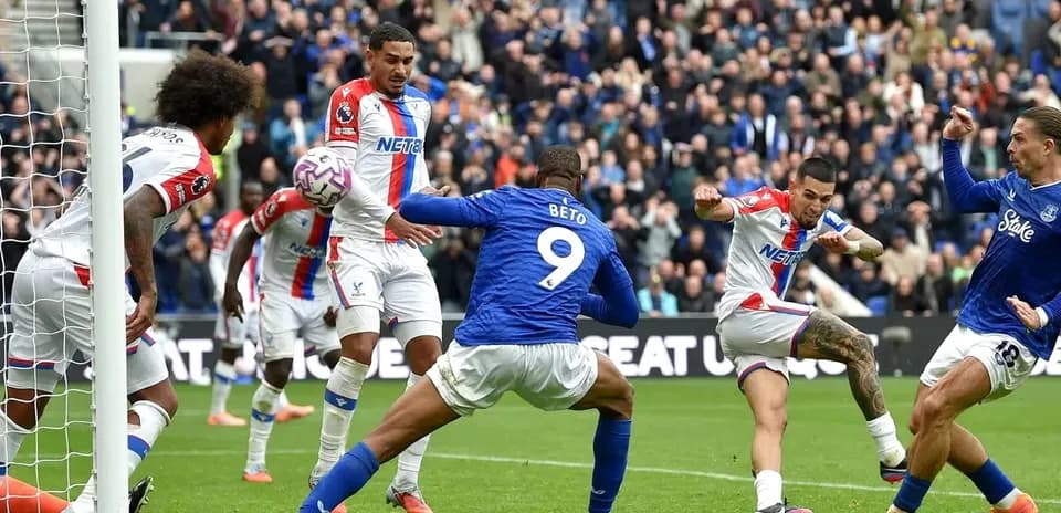 Acción del partido entre Crystal Palace y Everton
